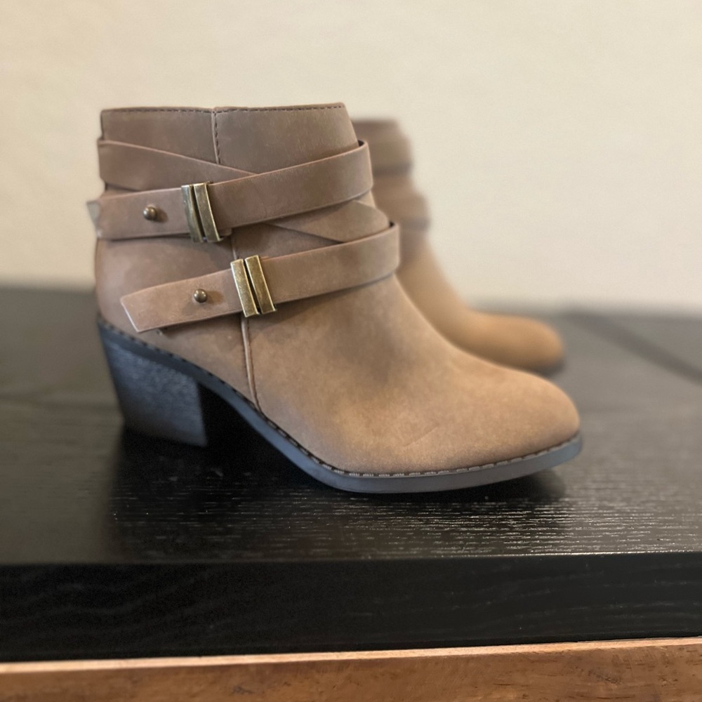 Girl’s Tan Ankle Boots